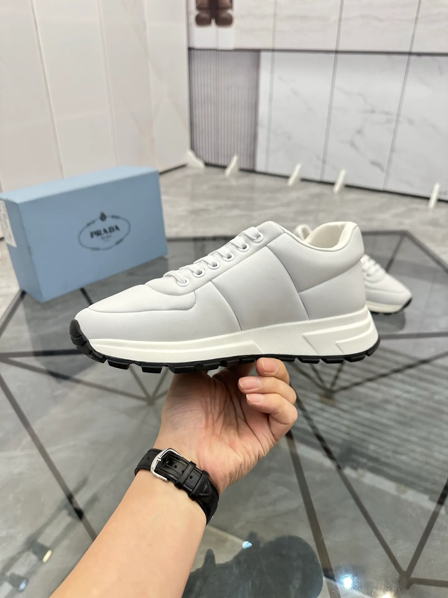 Men's shoes: 💰P440¥ Product trademark: Prada *"Prada*" low-top casual shoes Regular size: 38-44 (can be customized to 45.46) Product materials: imported cowhide upper, sheepskin lining, original outsole. Number: 835